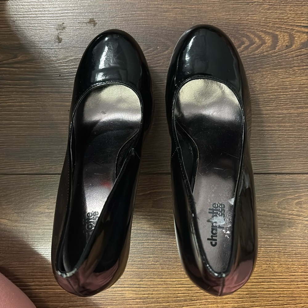 Black pumps